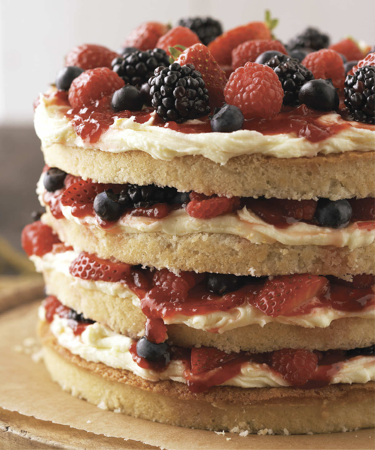 Vanilla Cake with Berries and Jam