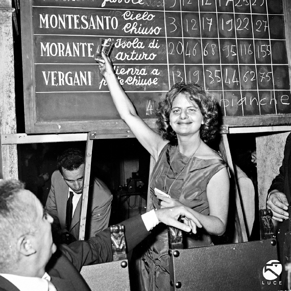 Elsa Morante nel momento della vittoria alla XI edizione del Premio Strega con il romanzo L’isola di Arturo.