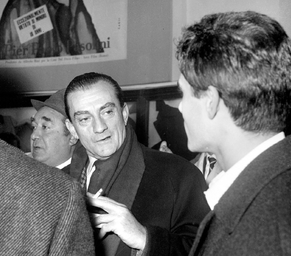 Luchino Visconti alla prima del film Accattone di Pier Paolo Pasolini, in cui ha una piccola parte anche Elsa Morante.