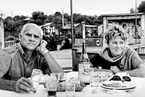 Dacia Maraini e Alberto Moravia in una foto degli Anni Sessanta.