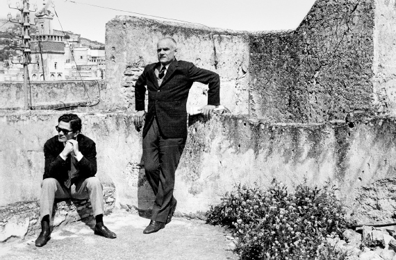 Alberto Moravia con Pier Paolo Pasolini a Fez, in Marocco.