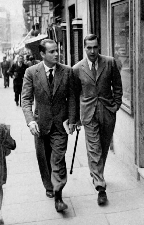 Alberto Moravia a passeggio con Curzio Malaparte per le vie di Roma nel 1942.