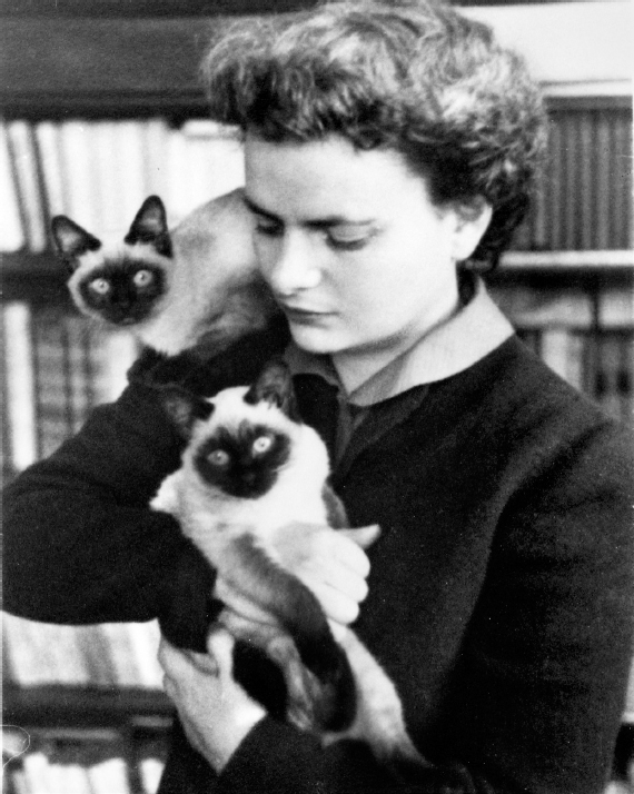 Elsa Morante in compagnia dei suoi amati gatti siamesi.