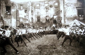 Cvičení Sokola na hradním nádvoří zříceniny Lipnice nad Sázavou (před rokem 1913) - Foto: Wikipedia, public domain - volné dílo