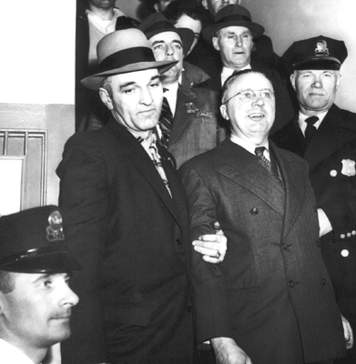 La polizia porta via George Metesky, il “Mad Bomber of New York”. Nella foto indossa il completo a doppio petto che il dottor James Brussel, che aveva fornito un profilo psicologico del bombarolo, aveva previsto avrebbe indossato al momento dell’arresto. (© Rex Features/CSU Archives/Everett Collection)