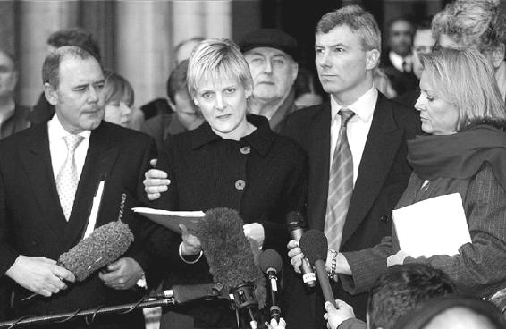 Sally Clark fuori dal tribunale dopo il suo rilascio. (© Rex Features)