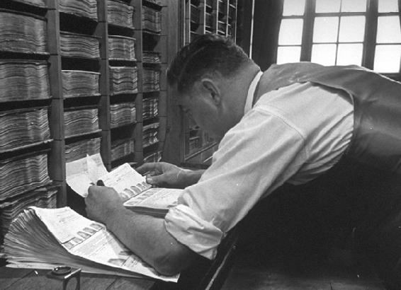 Un assistente del CID controlla alcune impronte digitali mettendole a confronto con quelle contenute nell’archivio di Scotland Yard (1946). (© Getty Images)