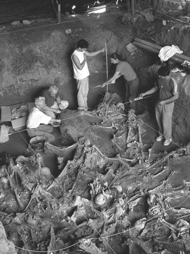 I membri della squadra argentina di antropologia forense scavano in una fossa comune nella provincia di Cordoba, in Argentina, dove sono stati rinvenuti un centinaio dei cadaveri non identificati delle vittime della Guerra sporca. (© EAAF/AFP/Getty Images)