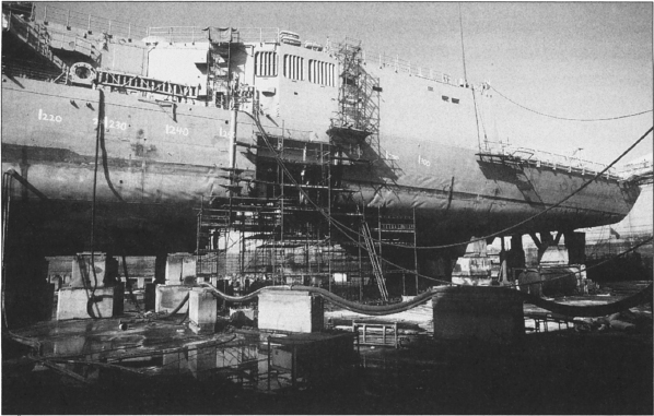 Roberts in dry dock in Dubai, ca. May 1988. Photographer’s Mate 1st Class Chuck Mussi, U.S. Navy