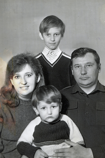 Familienfoto der Nawalnys mit Mutter Ljudmila links, Vater Anatolirechts, Alexej stehend hinter beiden und seinem Bruder Oleg vorne.