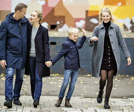 Alexej mit seiner Familie 2016. Er steht links und hält Julija im Arm, Sohn Sachar scherzt mit Schwester Dascha.