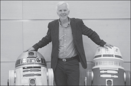 Jeremy Bulloch, aka the original Boba Fett, poses with two astromech droids at Celebration Europe II.