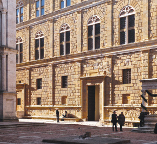 Bernardo Rossellino, Palazzo Piccolomini, 1459–63.