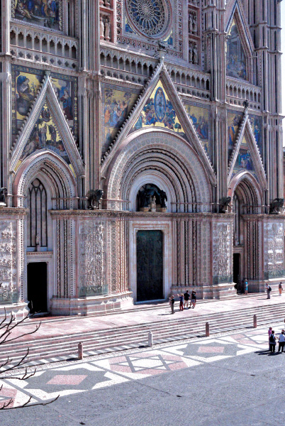 Cathedral, façade projected by Lorenzo Maitani, 1310.