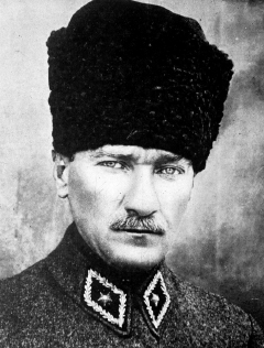 12. Mustafa Kemal, fotografia da «Le Monde Illustré», 3 novembre 1923.