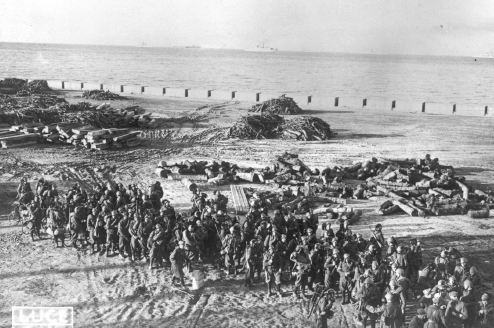 13. Keystone/Stringer, Truppe italiane a Corfù, fotografia, 1° gennaio 1923.