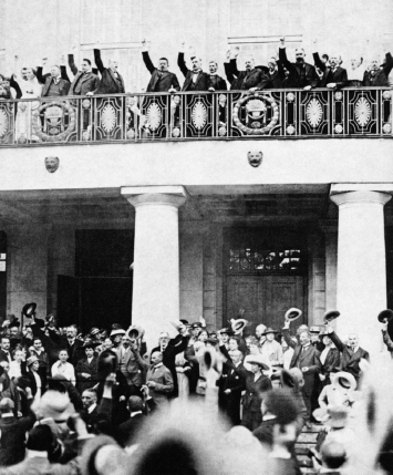 3. Costituzione della Repubblica di Weimar, 11 agosto 1919, fotografia.