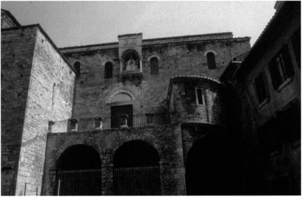 Cathedral with statue of Pope Boniface VIII, Anagni. Photograph courtesy of Christopher Kleinhenz.