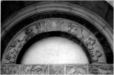 Scenes from Arthurian romances on archivolt, and from Aesop's fables on architrave (school of Wiligelmus), Porta della Pescheria (detail), Duomo, Modena. Photograph courtesy of Christopher Kleinhenz,