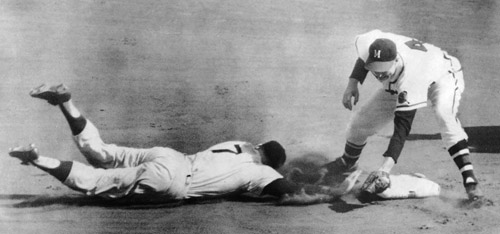 When Braves second baseman Red Schoendienst (4) tried to field pitcher Bob Buhl’s pickoff toss in Game Three, the ball went into center field, and the Yankees’ Mickey Mantle (7) raced to third on the error. (DAVID KLUG COLLECTION)