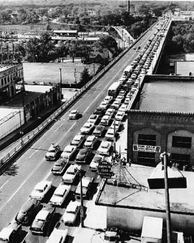 For over an hour before the start of Game Four, traffic clogged all three westbound lanes across the Wisconsin Avenue viaduct as fans filed into the County Stadium parking lot. (MILWAUKEE JOURNAL SENTINEL)