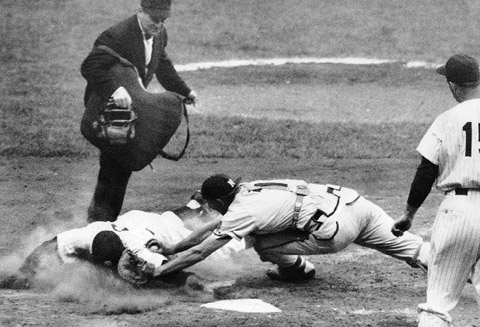 Braves catcher Del Rice tagged out the Yankees’ Yogi Berra at home plate on a throw from left fielder Wes Covington at the top of the ninth. (DAVID KLUG COLLECTION)