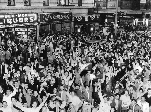 An estimated 400,000 fans packed the streets to celebrate Milwaukee’s 1957 World Series victory over the New York Yankees. (ROBERT KOEHLER COLLECTION)