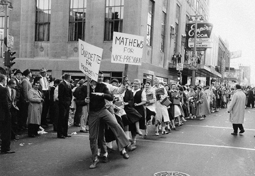 Throughout the 1957 World Series, Milwaukee’s downtown streets and stores were covered with banners and signs wishing the team good luck. (ROBERT KOEHLER COLLECTION)