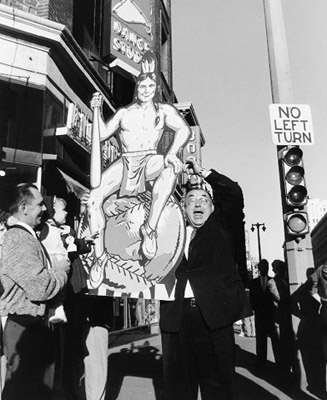 An enthusiastic Milwaukee Braves fan placed a World Series sign at the corner of Fifth and Wisconsin Avenues. (ROBERT KOEHLER COLLECTION)