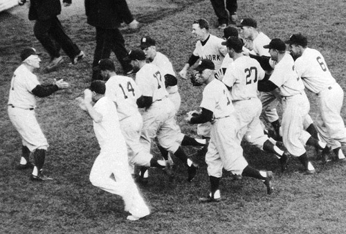 The New York Yankees celebrated on County Stadium’s infield after clinching Game Seven of the 1958 Series. (ROBERT KOEHLER COLLECTION)