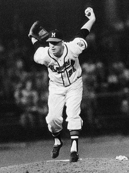 In 1959 Warren Spahn led the league with twenty-one complete games, tied teammates Lou Burdette and Bob Buhl with four shutouts each, and tied with Burdette and the Giants’ Sam Jones for the league lead in wins, with twenty-one. (ROBERT KOEHLER COLLECTION)