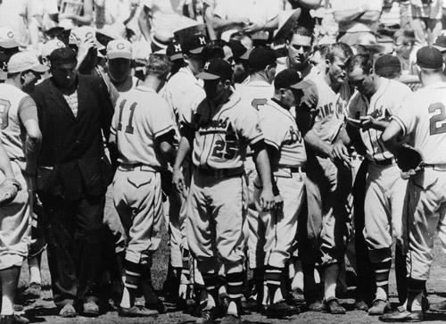 Eddie Mathews (right, looking at hand) was left bloodied after his brawl with Cincinnati’s Frank Robinson. (DAVID KLUG COLLECTION)