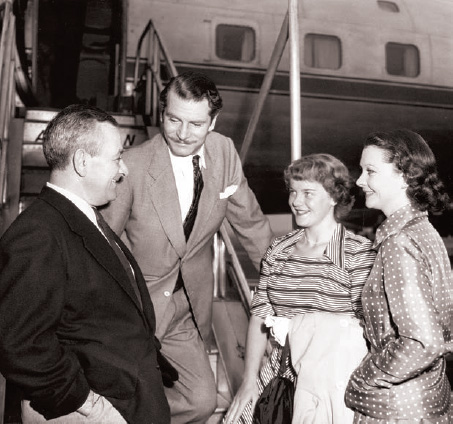 Director William Wyler greets Vivien, Olivier, and Vivien’s daughter, Suzanne, on their arrival at the airport in Los Angeles, 1950.