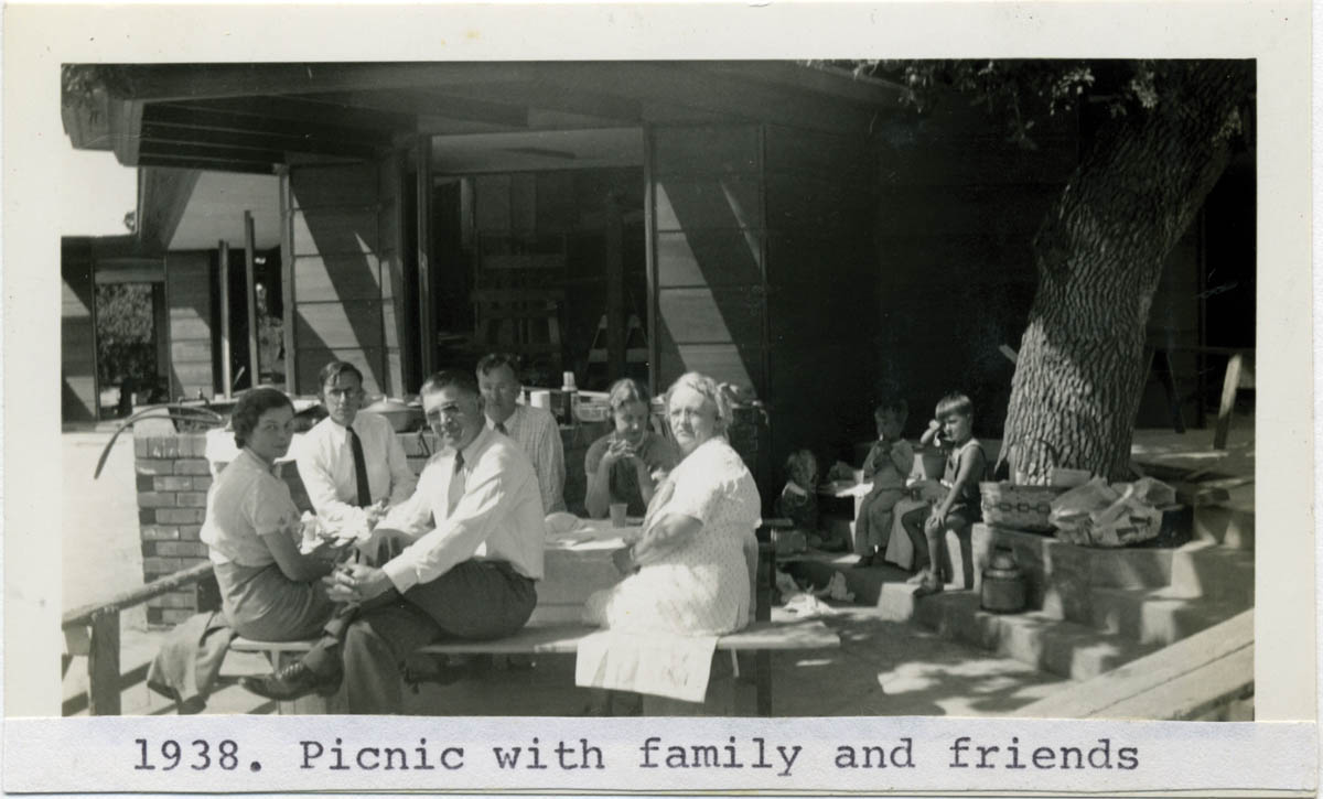 Paul and Jean Hanna (couple on left), family picnic at their house, c. 1938. Courtesy of Hanna House Collection, sc0280. Department of Special Collections & University Archives, Stanford University Libraries, Stanford, California.