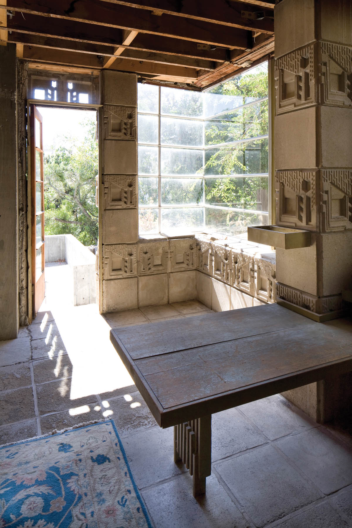 Freeman House, downstairs bedroom with mitered windows.