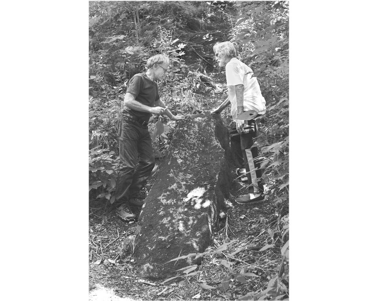 Illustration. Graham Hancock (à gauche) avec Ross Hamilton (à droite) au mégalithe du tumulus du Grand serpent. photo : santha faiia.