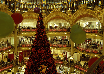  Hier bestimmt der Eigentümer des Kaufhauses Lafayette in Paris, ob man fotografieren darf oder nicht. Ich habe gefragt und durfte. Nicht immer allerdings – wie hier – wird man die Einwilligung auch schriftlich erhalten, was in einem etwaigen Streitfall später die Beweisführung erschweren kann.