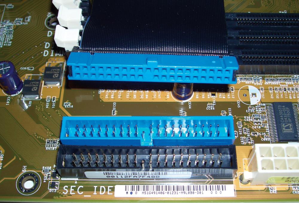 An 80-wire Ultra-ATA cable and two motherboard interfaces, showing keying