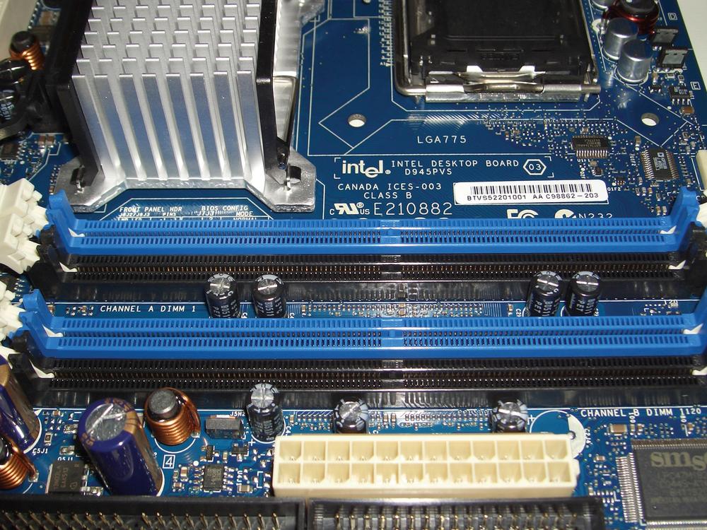 Dual-channel DIMM slots, indicated by color