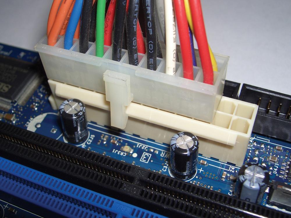 A 20-pin ATX main power connector connected to a 24-pin motherboard