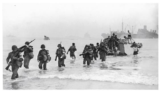 Illustration. Les troupes américaines débarquent sur la plage d’Arzew, près d’Oran, en novembre 1942. 12. Les troupes américaines débarquent sur la plage d’Arzew, près d’Oran, en novembre 1942 (© Trinity Mirror/Mirrorpix/Alamy Stock Photo).