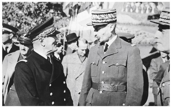 Illustration. Darlan et Giraud, monument aux morts, Alger, 2 décembre 1942. 16. Darlan et Giraud, monument aux morts, Alger, 2 décembre 1942 (© KEYSTONE-France).