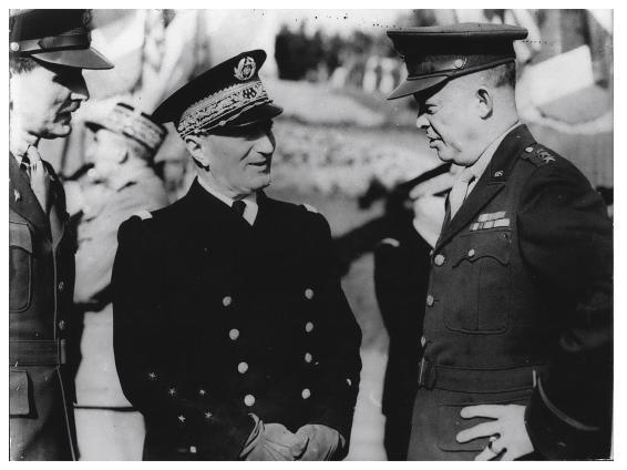 Illustration. Eisenhower et l’amiral Darlan à Alger en 1942, quelques jours avant l’assassinat de François Darlan. 17. Eisenhower et l’amiral Darlan à Alger en 1942 (© ZUMA Press, Inc. / Alamy Stock Photo).