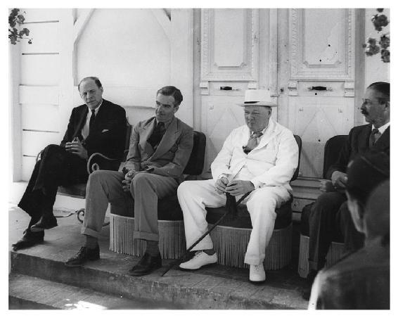 Illustration. Winston Churchill donne une conférence de presse à Alger en 1943. De gauche à droite : Robert Murphy, Anthony Eden, Winston Churchill, Harold Macmillan. 19. Winston Churchill donne une conférence de presse à Alger en 1943 (© IWM/CAMERAPRESS/GAMMA RAPHO).