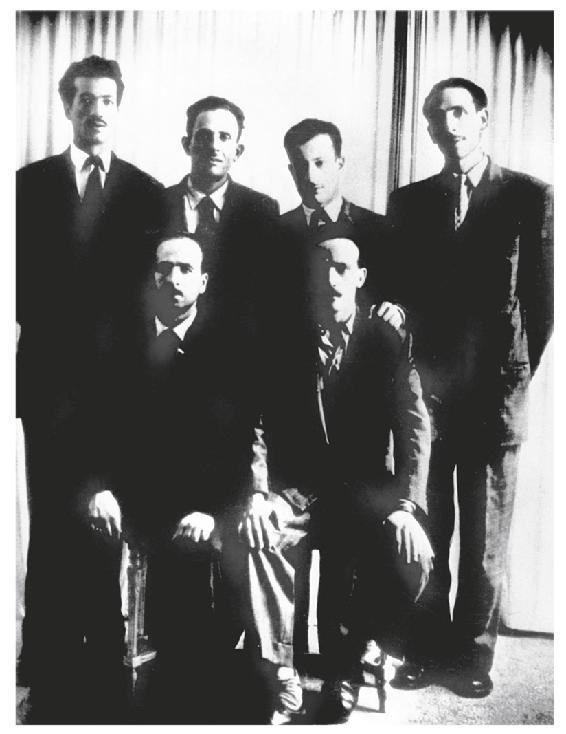 Illustration. Le groupe des six fondateurs du FLN. De gauche à droite, debout : Rabah Bitat, Mostefa Ben Boulaïd, Mourad Didouche et Mohamed Boudiaf ; assis : Belkacem Krim et Larbi Ben M’hidi. Photo prise peu de temps avant le 1er novembre 1954. 26. Les six fondateurs du FLN (© Bridgeman Images).