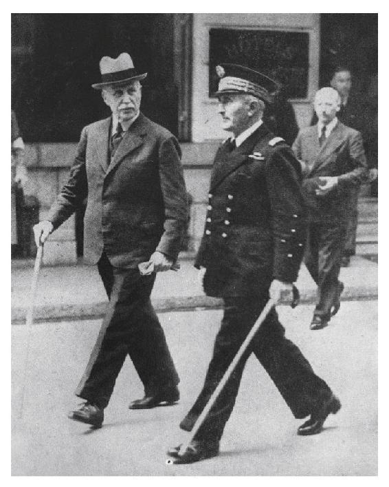 Illustration. L’amiral Darlan et le maréchal Pétain, à Vichy, en juin 1941.  8. L’amiral Darlan et le maréchal Pétain, à Vichy, en juin 1941 (Dans DARLAN (Alain), L’amiral Darlan parle, Paris, Amiot-Dumont, 1953. © D.R.).