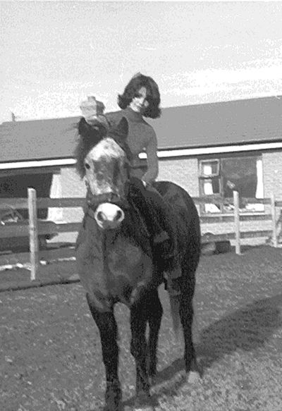 Image of Jan Reagan (Lessa) exercising a pony in front of Dragonhold