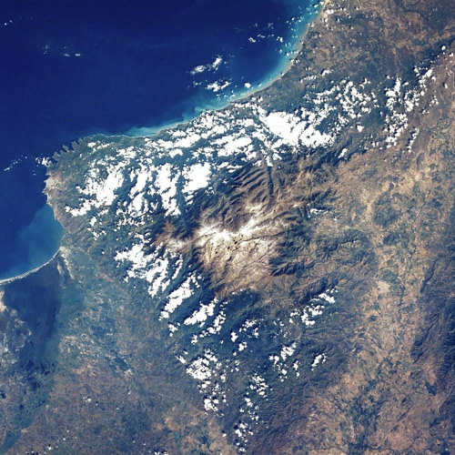 Sierra_Nevada_de_Santa_Marta_desde_el_espacio.jpg