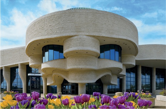 canadian-museum-of-civilization-exterior-spring-tulips-credit-smcc-cmcc_2.tif