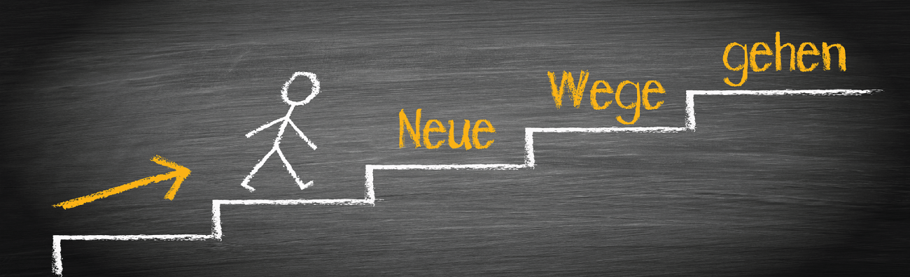 Zeichnung einer Person auf Kreidetreppe mit "Neue Wege gehen" auf Tafel.